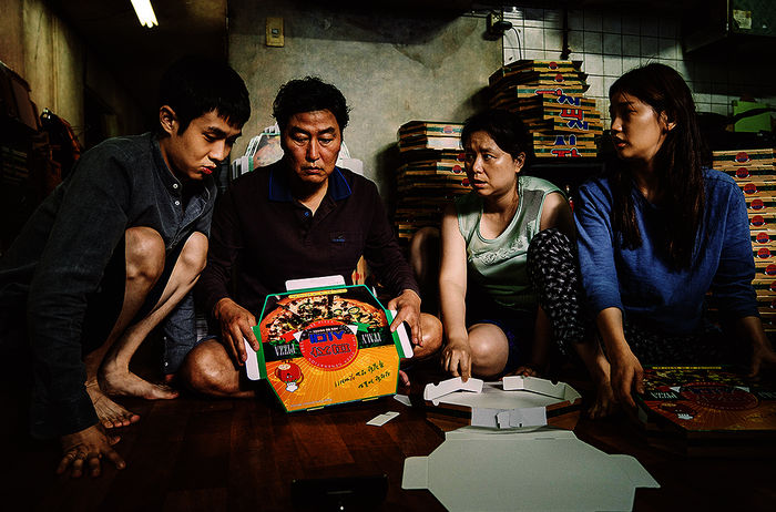 Parasite: Die vierk&ouml;pfige Familie Kim lebt von Gelegenheitsjobs: Sohn Ki Woo (Choi Woo-shik) mit Vater Ki Taek (Song Kang-ho), Mutter Chung Sook (Chang Hyae-jin) und Schwester Ki Jung (Park So-dam). Bild: Sender / ARD Degeto / KochMedia