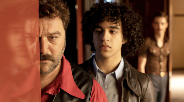 Peter von Kant: Peter (Denis M&eacute;nochet), Amir (Khalil Gharbia) und Karl (Stefan Cr&eacute;pon) verbringen viel Zeit zusammen. Bild: Sender / Carole BETHUEL_Foz / 2022 FOZ - France 2 CINEMA - PLAYTIME PRODUCTION