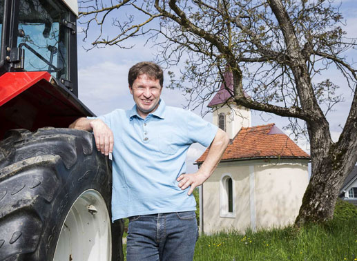 Anton &ndash; der sch&uuml;chterne Kern&ouml;lbauer, 43 Jahre aus der Steiermark. Anton ist hauptberuflich Lkw-Fahrer, nebenberuflich stellt er Kern&ouml;l und Apfelsaft her und vertreibt weiters ganze K&uuml;rbisse sowie K&uuml;rbiskerne. Er hatte noch nie eine Beziehung, er ist einfach zu sch&uuml;chtern, um Frauen anzusprechen. Bild: ATV