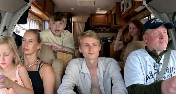 Joey Kelly und Familie - Roadtrip Panamericana. Von Kanada nach Panama - Joey Kelly reist gemeinsam mit Ehefrau Tanja und den gemeinsamen Kindern Luke, Leon, Lilian und Lisann in einem Wohnmobil von Nord- nach S&uuml;damerika. Schon zu Beginn der Reise muss die Familie R&uuml;ckschl&auml;ge erfahren. Bild: Sender