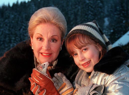 Oma Lilibet (Johanna von Koczian) und die kleine Sissi (Mariella Hahn ) sorgen f&uuml;r Weihnachtstrubel. Bild: Sender