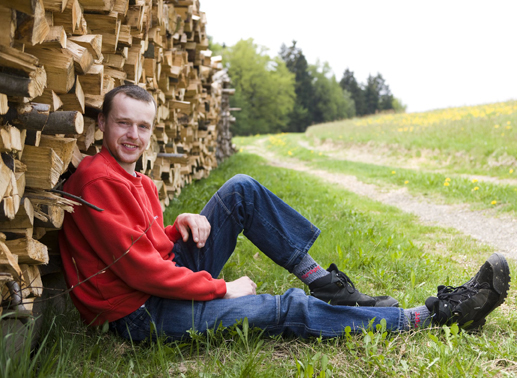 Thomas, der flei&szlig;ige Weber, 29 Jahre, aus Ober&ouml;sterreich. Er ist einer der letzten gelernten Weber &Ouml;sterreichs, arbeitet auch als Totengr&auml;ber und in einer Selcherei. Er ist seit f&uuml;nf Jahren Single und sucht eine Frau die witzig ist, treu und liebevoll sein kann und nicht zu dick ist. Bild: Sender