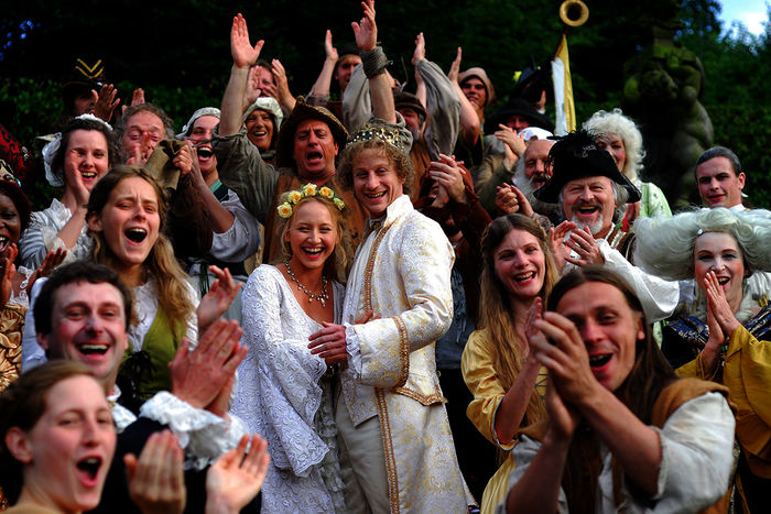 Hochzeit der klugen Bauerntochter (Anna Maria M&uuml;he) und des K&ouml;nigs (Maxim Mehmet). Bild: Sender / MDR / Sandy Rau 
