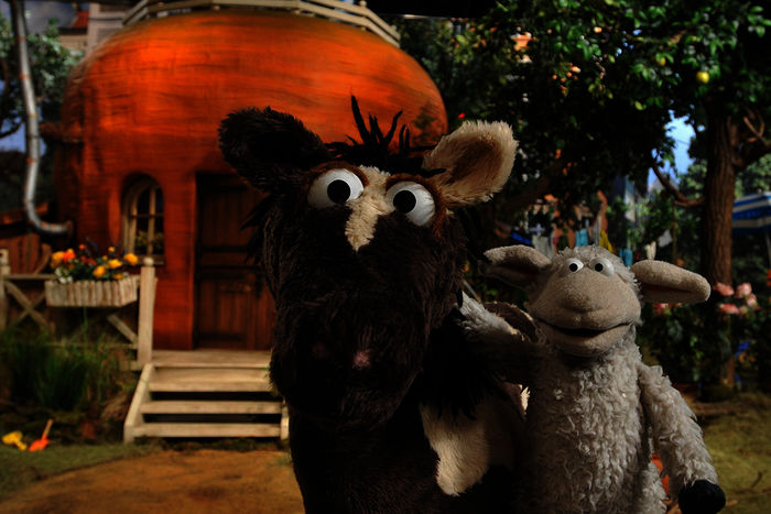 Wolle und Pferd vor dem Möhrenhaus. Bild: Sender / NDR / Uwe Ernst