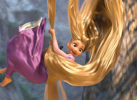 Rapunzel, die eine Haarpracht von &uuml;ber 20 Metern ihr eigen nennt, hat sich trotz ihrem von den Menschen abgeschotteten Leben zu einem &auml;u&szlig;erst neugierigen und abenteuerlustigen M&auml;dchen entwickelt. Bild: Sender