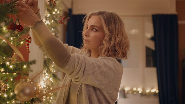 Single Bells - 12 Dates till Christmas: Mina (Julie Van den Steen) ahnt noch nicht, dass dieses Weihnachtsfest einige &Uuml;berraschungen f&uuml;r sie parat h&auml;lt. Bild: Sender / ZDF / Patrick Tilkens