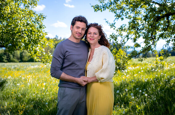 Sturm der Liebe 22.Staffel: Das Traumpaar der 22. Staffel: Johanna Graen als Fanny Sch&auml;tzl und Anthony Paul als Kilian Rudloff. Bild: Sender / ARD / Christof Arnold