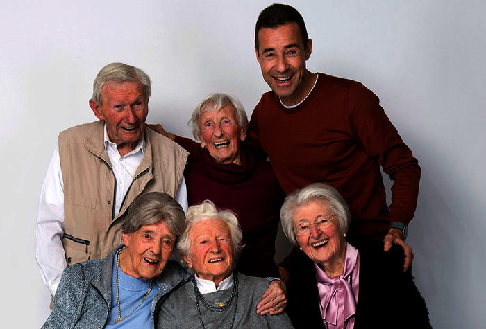 "Die Weisheit der Hundertj&auml;hrigen - mit Kai Pflaume": Willi Passmann, Hedwig Slomp, Ilse Karsch, Lilo Bredthauer, Kai Pflaume und Anny Hamm. Bild: Sender / NDR / Thorsten Jander