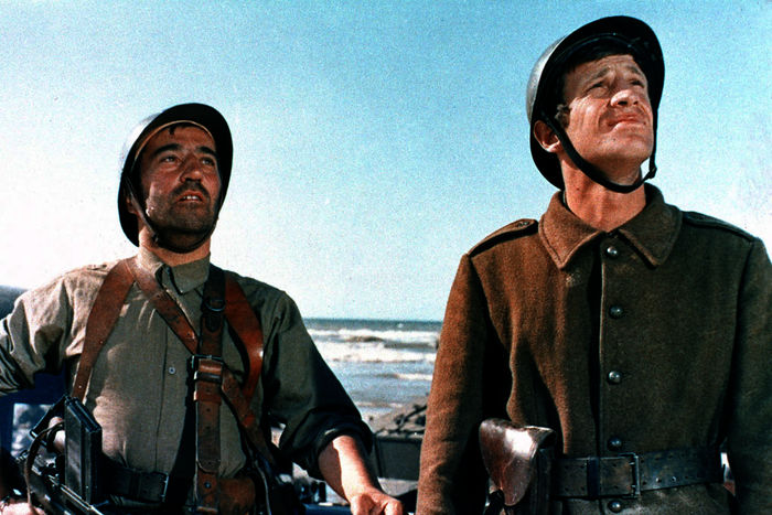 Nach einem Fliegerangriff auf den Strand von Dünkirchen schaffen es die Soldaten Pinot (Georges Géret) und Maillat (Jean-Paul Belmondo) zurückzuschlagen und eines der Flugzeuge abzuschießen. Bild: Sender / ARD / ARTE France / Kinowelt / Studiocanal / Raymond Voinquel