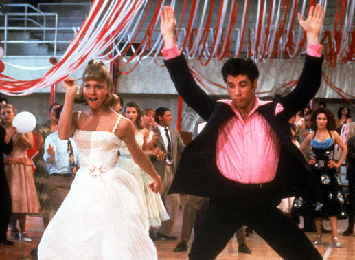 Ein Traumpaar au&szlig;er Rand und Band: Beim diesj&auml;hrigen Schulball st&uuml;rmen Danny (John Travolta) und Sandy (Olivia Newton-John) die Rock 'n' Roll-Tanzfl&auml;che. Bild: Sender