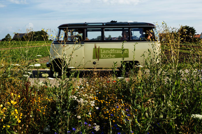 Landfrauenküche: Der Landfrauen-Bus ist wieder unterwegs ... Bild: Sender / BR / megaherz gmbh / Andreas Maluche