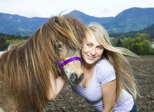 Katrin &ndash; die anmutige K&auml;rntnerin, 25 Jahre. Katrin betreibt eine Minishetlandpony-Zucht und hat mit ihrem Zuchthengst schon international Preise gewonnen. Ihr Traummann soll 1,85 Meter gro&szlig; sein, sportlichen K&ouml;rperbau samt Sixpack sowie sch&ouml;ne Z&auml;hne haben. Bild: ATV