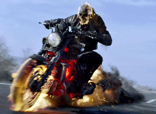 Um den Jungen Danny und dessen Mutter aus den F&auml;ngen Satans zu befreien, verwandelt sich Johnny Blaze erneut in den Ghost Rider (Nicolas Cage) ... Bild: Sender