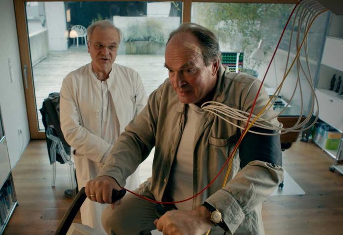 Dr. Martin Langhammer (Bernhard Sch&uuml;tz) macht mit Kluftinger (Herbert Knaup) ein Check-Up.Bild: Sender / ARD Degeto / BR / Stefan Ciupek