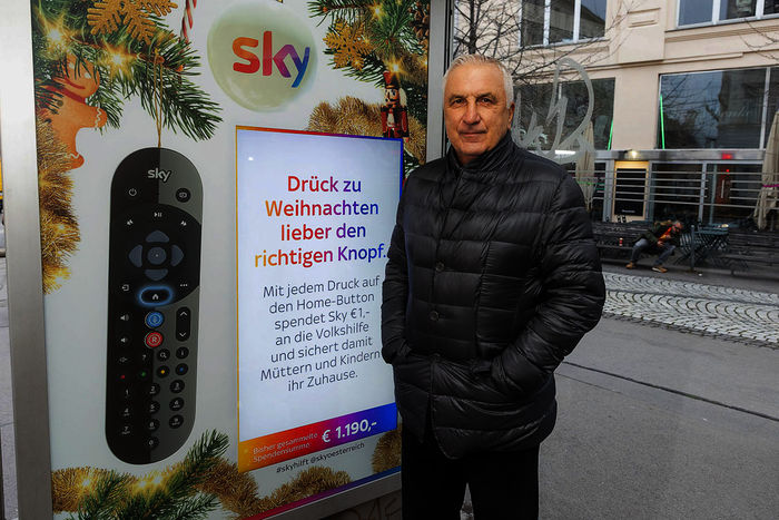 Hans Krankl im Dienst der guten Sache. Hilft der Volkshilfe mit Sky. Bild: Sky &Ouml;sterreich / APA-Fotoservice / Tanzer