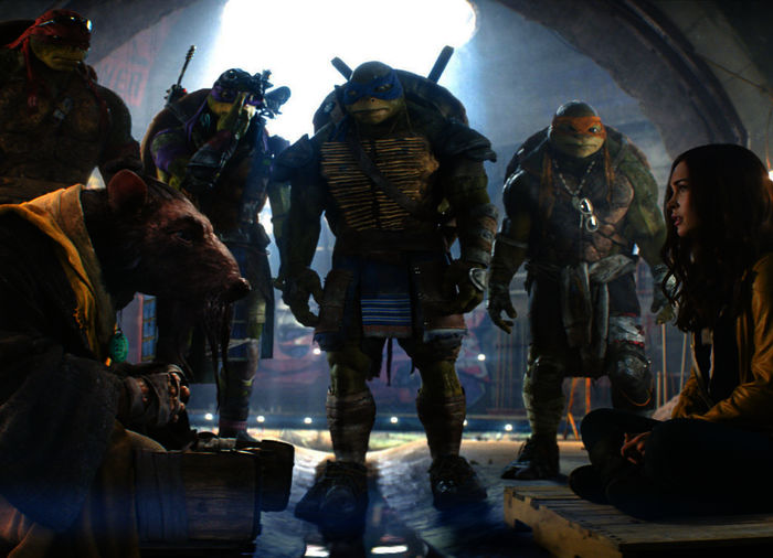 Alan Ritchson (Raphael), Danny Woodburn (Splinter), Jeremy Howard (Donatello), Pete Ploszek (Leonardo), Noel Fisher (Michelangelo), Megan Fox (April O'Neil). Bild: Sender / ORF / Pro7 / MMXIV Paramount Pictures Corporation