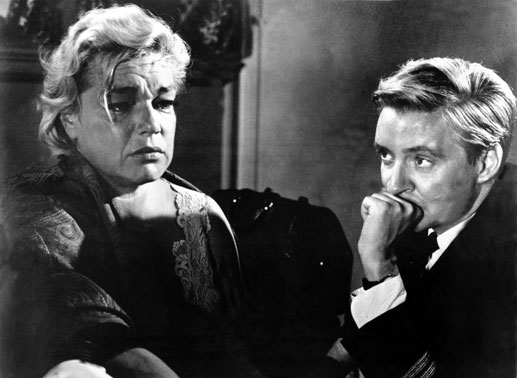 La Condessa (Simone Signoret) kann dem Schiffsarzt Dr. Schumann (Oskar Werner) ihre Rauschgiftsucht nicht verheimlichen. Bild: Sender