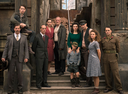 Der Bauer Josef Halfen (Henning Baum), Michel (Jonathan Berlin), Josef Rogowski (Thomas Bestvater), Anna Roth (Christiane Paul), ihr Mann Adam (Ernst Stötzner), Sophie Roth (Sarah Horvath), Sophies Mann Francesco Grasso (Adam Vacula), Sophies Sohn Paul (Luis Vorbach), Eva Roth (Muriel Wimmer) und der belgische Soldat René Valmund (Nikolai Kinski). Bild: Sender / Stephanie Kulbach