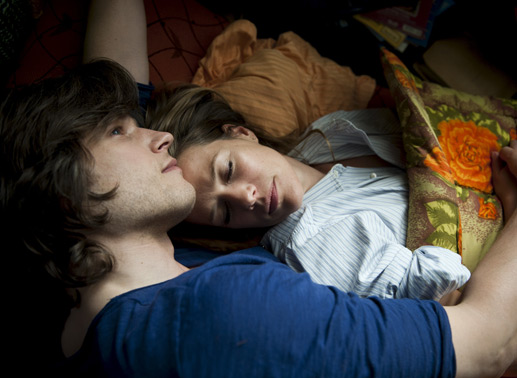 Alexander (Sebastian Str&ouml;bel, li) und Paula (Alexandra Neldel, re) sind frisch verliebt. Bild: Sender / Martin Valentin Menke