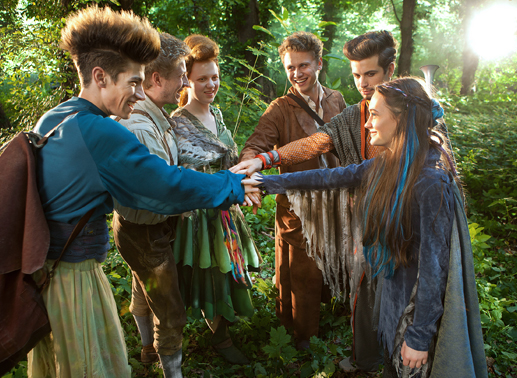 Die Sechse (v. l.: Markus (Maximinian Gehringer), Lukas (Anton Rubstov), Flora (Alissa Wilms), Jasper (Rafael Gareisen), Benjamin (Emil Reinke), Lisa (Nicole Mercedes M&uuml;ller) werden zu einer verschworenen Gemeinschaft, die sich gegen den despotischen K&ouml;nig Wilbur zur Wehr setzt. Bild: Sender / Daniela Incoronato