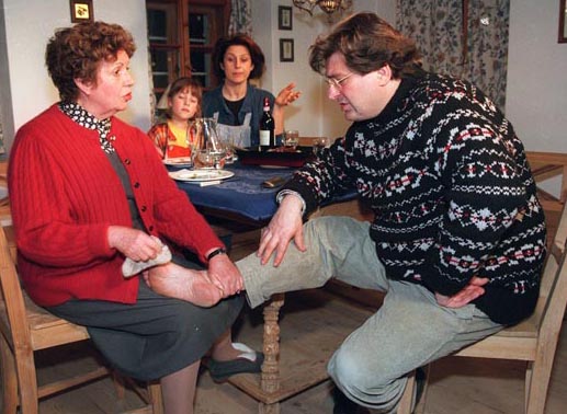 Wenn was schie geht, dann geh&ouml;rig, so auch beim Weihnachtsfest und den Vorbereitungen ... Inge Konradi (Omama), Mariella Hahn (Sissi), Mona Seefried (Luiserl), Erwin Steinhauer (Joe). Bild: Sender