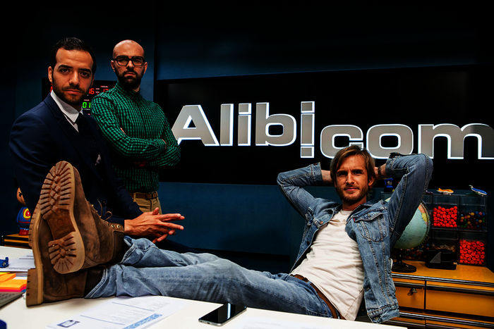 H&uuml;ter kleiner und gro&szlig;er Geheimnisse: Gr&eacute;gory (Philippe Lacheau, r.) mit seinen Mitarbeitern Augustin (Julien Arruti, M.) und Mehdi (Tarek Boudali, l.). Bild: Sender / ZDF / R&eacute;my Grandroques / Dominique Colin
