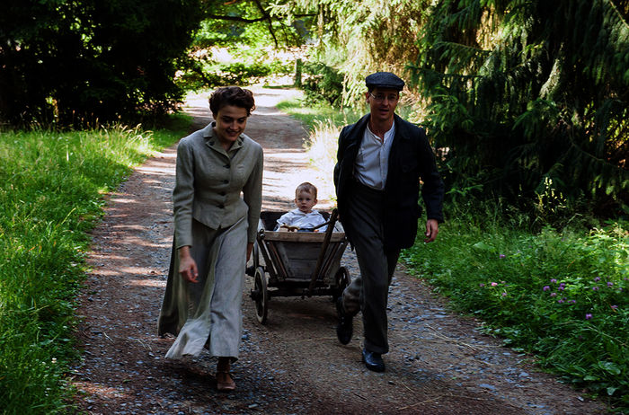 Paula Banholzer (Mala Emde) zieht mit Brecht (Tom Schilling) den gemeinsamen Sohn Frank in einem kleinen Wagen hinter sich her. Bild: Sender / WDR / Stefan Falke