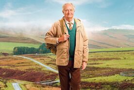 Die unwahrscheinliche Pilgerreise des Harold Fry: Der pensionierte Versicherungsangestellte Harold Fry (Jim Broadbent) erh&auml;lt einen Brief von jemanden, die er seit langem nicht mehr gesehen hat: seiner Ex- Kollegin Queenie, die todkrank im Sterben liegt. Bild: Sender / Embankment Films