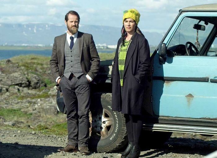 Er setzt auf Polizeimethoden, sie glaubt an Übersinnliches: Kommissar Finsen (Joi Johannsson) und Krimiautorin Solveig Karlsdóttir (Franka Potente). Bild: Sender / ARD Degeto / NDF
