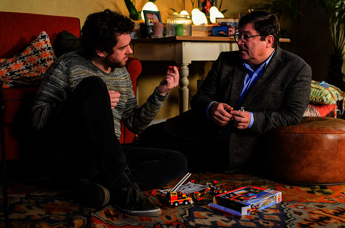Ein vielversprechender Anfang: Armin (Francis Fulton-Smith) und &bdquo;Nesthocker&ldquo; Hendrik (Florentin Will) spielen Feuerwehr. Bild: Sender / ARD Degeto / Willi Weber
