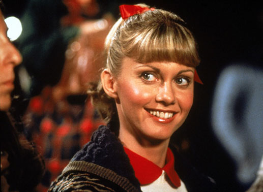 Noch ist Sandy Olsson (Olivia Newton-John) die junge, h&uuml;bsche Cheerleaderin von nebenan. Doch schon bald wird sie ihre unschuldige Miene verlieren. Bild: Sender