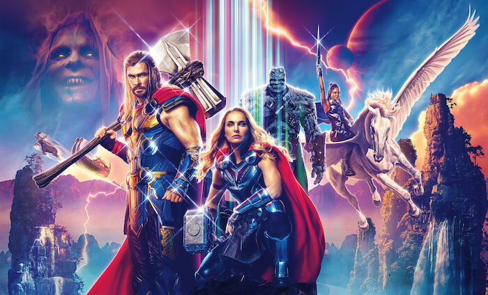 Thor 4 &ndash; Love and Thunder: Christian Bale (Gorr), Chris Hemsworth (Thor), Natalie Portman (Jane Foster / Mighty Thor), Taika Waititi (Korg), Tessa Thompson (Walk&uuml;re). Bild: Sender / Disney / Marvel