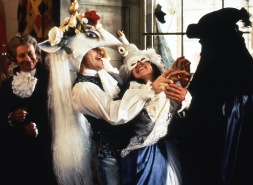 Amadeus (Tom Hulce, 2. v. li.) nutzt seinen Ruhm weidlich aus, um sich nach Herzenslust zu am&uuml;sieren. Bild: Sender