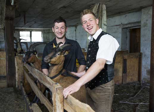 Manuel und Christian &ndash; die chaotische Bauern-WG aus Nieder&ouml;sterreich : Manuel &ndash; der moderne Pferdefreund (22 Jahre) und Christian &ndash; der sch&uuml;chterne Jungbauer (26 Jahre) sind beste Freunde, wohnen derzeit noch in der Steiermark, werden aber ab Sommer in Nieder&ouml;sterreich eine Bauern-WG samt Ziegenzucht betreiben. Sie suchen gemeinsam die richtigen Frauen &hellip; Bild: Sender
