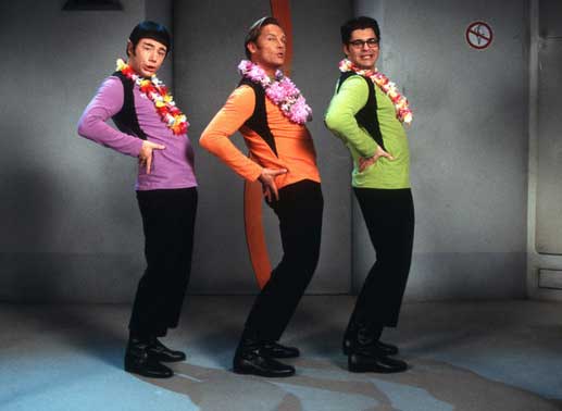 W&auml;hrend K&auml;pt'n Kork (Christian Tramitz, M.), Schrotty (Rick Kavanian, r.) und Mr. Spuck (Michael Bully Herbig, l.) ihre Choreografie f&uuml;r die bevorstehende "Miss Waikiki Wahl" einstudieren, erhalten sie den Auftrag, die Erde zu retten. Bild: Sender / herbX film / JAT J&uuml;rgen Olczyk 