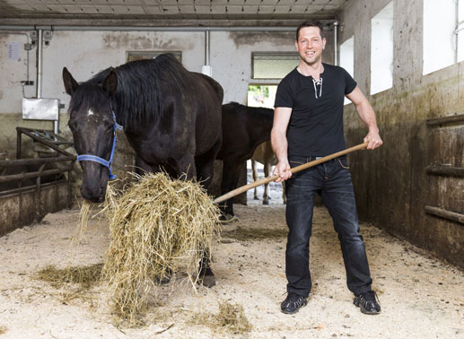 Gerfried &ndash; der l&auml;ssige Pferdewirt, 41 Jahre, aus der Steiermark. Er ist Pferde- und Forstwirt, zus&auml;tzlich arbeitet er in einem Grazer Einkaufszentrum als Haustechniker. Gerfried sucht eine Frau zwischen 25 und 35 Jahren, die auf sich achtet und auf eigenen Beinen steht. Bild: ATV