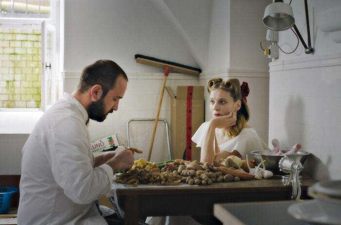 Blutsauger:  Die blutsaugende Fabrik-Erbin Octavia (Lilith Stangenberg) und der ehemalige Schauspieler Ljowuschka (Alexandre Koberidze) haben unterschiedliche Gr&uuml;nde, warum sie so viel Zeit miteinander verbringen &hellip; Bild: Sender / Faktura Film