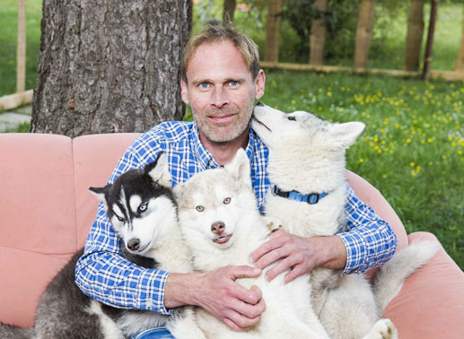 Michael &ndash; der lockere Huskyz&uuml;chter, 39 Jahre aus Ober&ouml;sterreich. Michael betreibt eine Husky-Zucht mit sieben sibirischen Huskys und arbeitet am Bau. Er gibt alles f&uuml;r seine Tochter und seine Tiere, jedoch ist in seinem Herzen noch gen&uuml;gend Platz f&uuml;r eine Frau. Bild: ATV