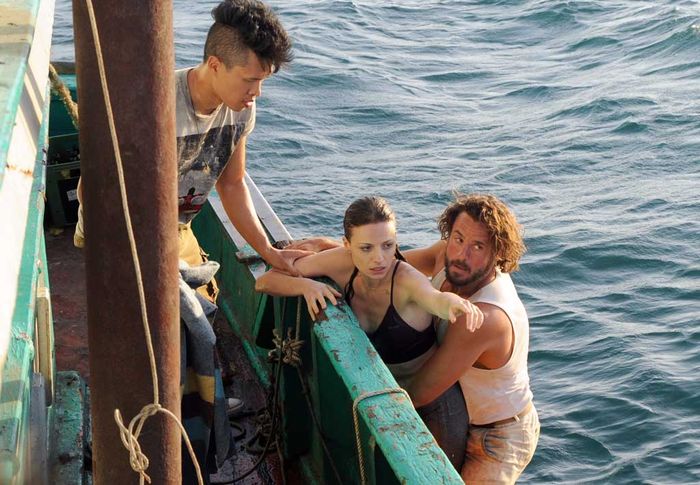 Eva über Bord: Der Schmuggler Nik (Stephan Luca) und sein stummer Partner Rio (Charlie Ruedpokanon) fischen die tollpatschige Journalistin aus dem Wasser. Bild: Sender / Thanaporn Arkmanon