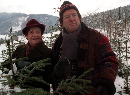 Die Omama (Inge Konradi) und Joe (Erwin Steinhauer) suchen nocht den passenden Baum &hellip; Bild: Sender