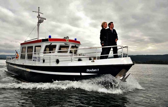 Kommissarin Nele Fehrenbach (Floriane Daniel) ist mit ihren Kindern aus Hamburg an den Bodensee gezogen ist, um in ihrer alten Heimat die Leitung der Wasserschutzpolizei zu übernehmen. Sehr zum Ärger ihres Kollegen Andreas Rambach (Ole Puppe), der als Einheimischer selbst gerne ihre Stelle übernommen hätte. Bild: Sender / ARD / SWR / Patrick Pfeiffer