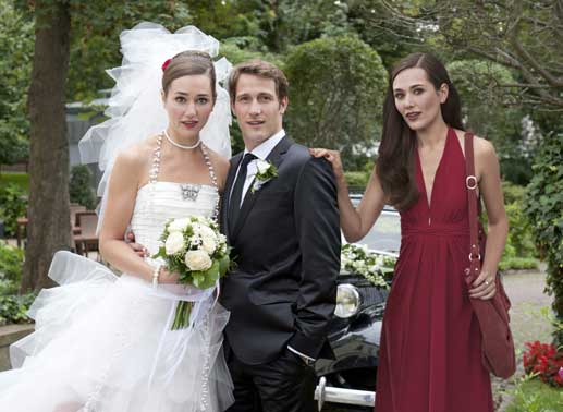 Eigentlich wollte Sophie (Alissa Jung, r.) David (David Rott, M.) heiraten, doch dann steht Sina (Alissa Jung; l.) mit ihm vor dem Traualtar. We&szlig; David von dem Rollentausch? Bild: Sender
