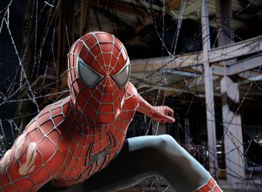 Eine mysteri&ouml;se Masse aus dem Weltall verdunkelt Spider-Mans (Tobey Maguire) Anzug und gleichsam seine Seele. Bild: Sender