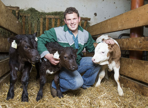 Hannes &ndash; der kernige Ranggler, 25 Jahre aus Tirol. Hannes betreibt gemeinsam mit seinen Eltern einen Bergbauernhof mit Milchwirtschaft. Er ist sehr sportlich, verbringt im Winter viel Zeit am Berg, im Sommer beim Brauchtumssport Ranggeln. Hannes ist seit 8 Monaten Single. Seine n&auml;chste Freundin soll ruhig etwas verr&uuml;ckt und aufgeweckt sein. Bild: ATV