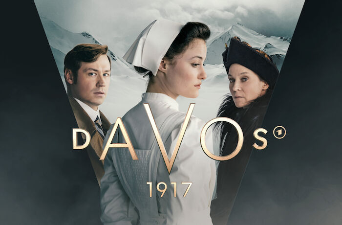 Davos 1917: Die Schweizer Krankenschwester Johanna Gabathuler (Dominique Devenport, Mitte), Dr. Mangold (David Kross) und Gr&auml;fin Ilse von Hausner (Jeanette Hain). Bild: Sender / SRF / Patricia Neliga