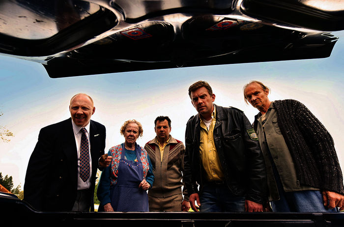 Rudi (Simon Schwarz), die Oma (Enzi Fuchs), Leopold (Gerhard Wittmann), Franz Eberhofer (Sebastian Bezzel) und Papa Eberhofer (Eisi Gulp). Bild: Sender / ARD Degeto / BR / Constantin Film/Bernd Schuller,