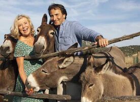 Jutta Riedl (Jutta Speidel), Bruno Bertani (Bruno Maccallini) und Esel. Bild: Sender / Emmanuel SUYS