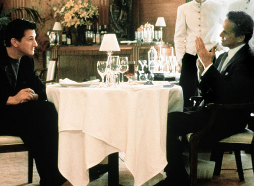 Conrad (Sean Penn, li.) macht seinem Bruder Nicholas (Michael Douglas) ein Geschenk, das er nicht ablehnen kann. Bild: Sender