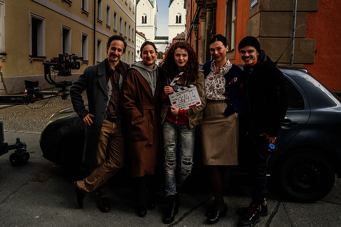 Michael Ostrowski (Rolle: Ferdinand Zankl), Marie Leuenberger (Rolle: Frederike Bader), Nadja Sabersky (Rolle: Mia Bader), Bettina Mittendorfer (Rolle: Roswitha Hertel) und Regisseur Maurice Hübner. Bild: Sender