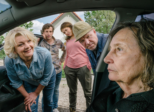 Johanna (Saskia Vester, li.), Heinz (Heinz-Josef Braun, 2. v. re.), Caroline (Fanny Krausz, hinten re.) und Christoph (Franz-Xaver Brückner, hinten li.) hei&szlig;en die vermeintlich demente Erni (Gertrud Roll) willkommen. Bild: ARD Degeto/Jacqueline Krause-Burberg, 